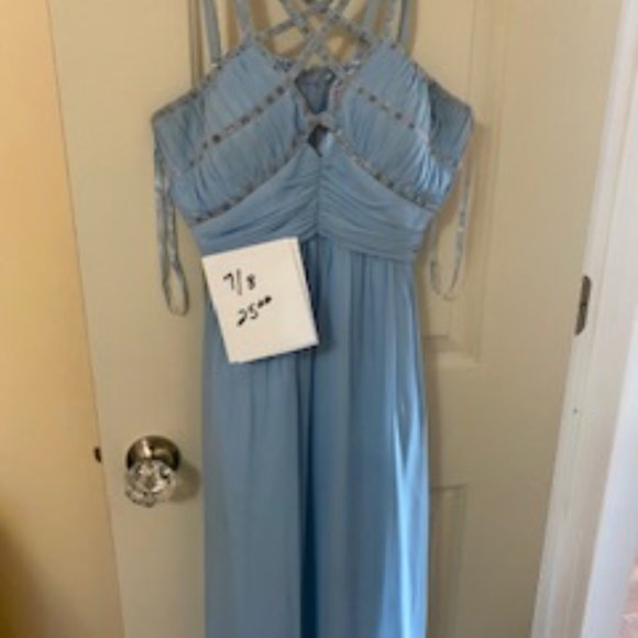 Formal dresses - Picture 4 of 5